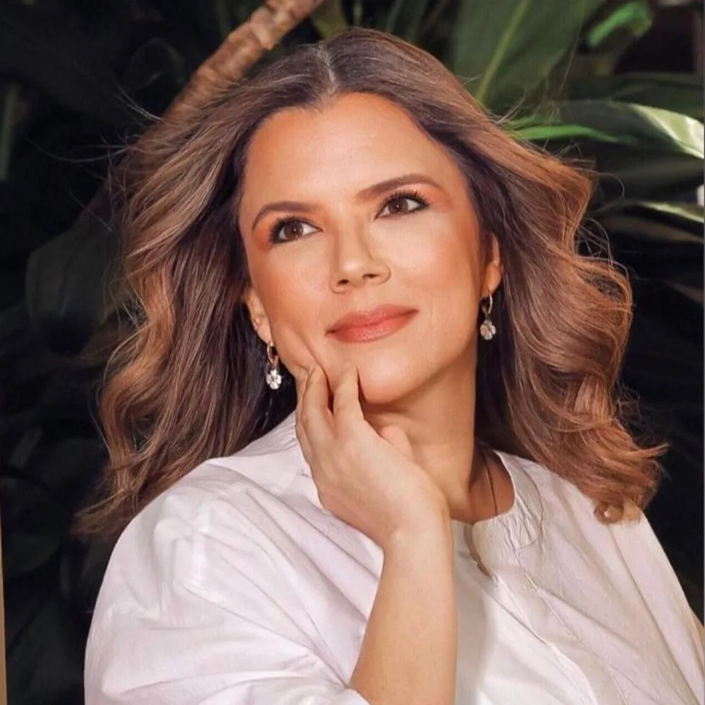 Maquillaje profesional en Managua con piel luminosa y tonos cálidos, por Ilo Makeup